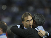 Porto's Spanish head coach Julen Lopetegui (L) and Vitoria SC's Portuguese coach Armando Evangelista during the Premier League 2015/16 match...