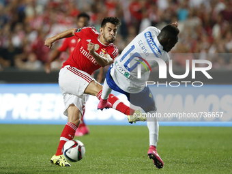 Benfica's forward Pizzi (L) vies for the ball with Estoril's midfielder Gerso (R)  during the Portuguese League football match between SL Be...