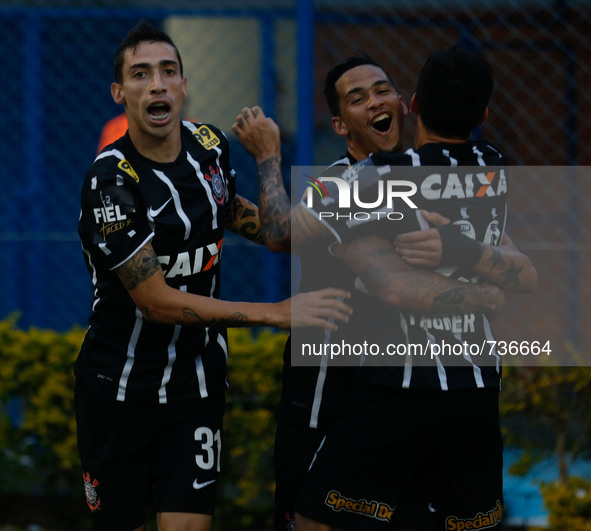 Florianópolis/SC - 08/16/2015 - Corinthians players celebrate the goal scored by Luciano, from 19th round of Brazilian Soccer Championship 2...