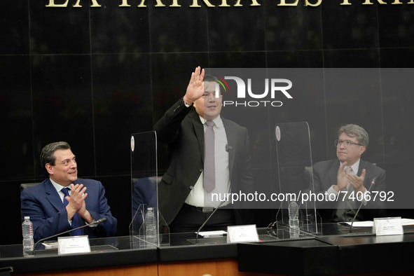 Trainer Eddy Reynoso,  salutes accompanied by Mauricio Sulaimán (L), president of the World Boxing Council (WBC) and The president of the Po...