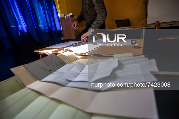 Osorno, Chile. November 21, 2021.-
Polling station attendants prepare the votes during the presidential elections that are held in conjuncti...