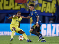 Jadon Sancho of Manchester United and Pervis Estupiñan of Villarreal compete for the ball during the UEFA Champions League group F match bet...