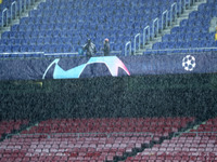 The rain between FC Barcelona and SL Benfica, corresponding to the week 5 of the group stage of the UEFA Champions League, played at the Cam...