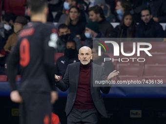 Stefano Pioli head coach of Milan gives instructions to Olivier Giroud during the UEFA Champions League group B match between Atletico Madri...