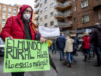 During the demonstration in the streets of Oviedo, a rancher holds a sign stating: 
