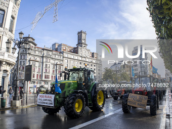 Tractors leading the protest on Uría Street, the most important in the city with two signs that read: 