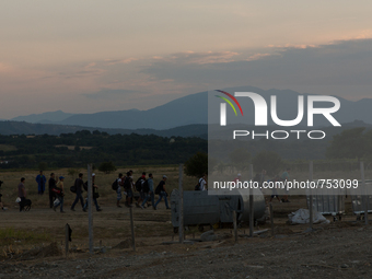 On August 25th, 1 500 people crossed the border from Greece to FyRoM (Macedonia). Syrian refugees are waiting that local police check their...