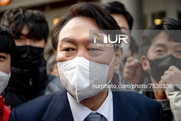 Yoon Suk-Yeol, the presidential candidate of the opposition People Power Party, walks out after a press conference on December 15 2021 in Se...