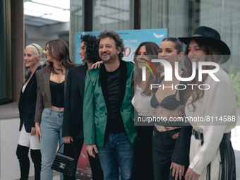  Director Leonardo Pieraccioni poses with acresses (L-R) Eva Moore, Gabriela Giovanardi, Maitè Yanes, Sabrina Ferilli, Valentina Pregorer an...