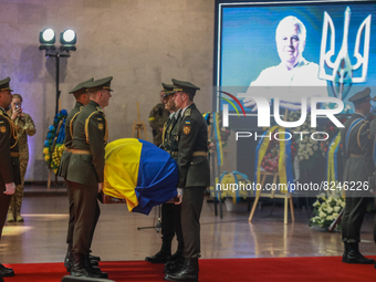 The militaries enters a coffin with the body of the first President of Ukraine Leonid Kravchuk before the farewell ceremony with the politic...