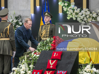 Former President of Ukraine Leonid Kuchma bids farewell to the body of the first President of Ukraine Leonid Kravchuk during a ceremony hono...