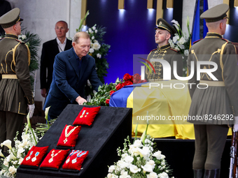 Former President of Ukraine Leonid Kuchma lays flowers near the coffin with the body of Leonid Kravchuk in Kyiv, Ukraine, May 17, 2022. Doze...