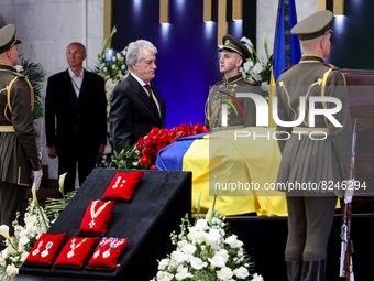Former President of Ukraine Viktor Yushchenko lays flowers near the coffin with the body of Leonid Kravchuk in Kyiv, Ukraine, May 17, 2022....