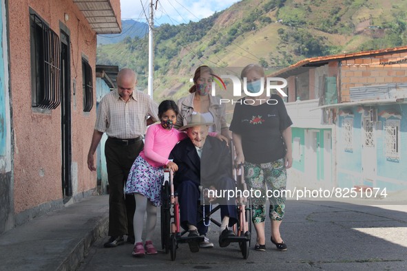 Juan Vicente Mora poses for a photograph with his family in the streets of the town where he currently lives. San José de Bolivar, January 2...