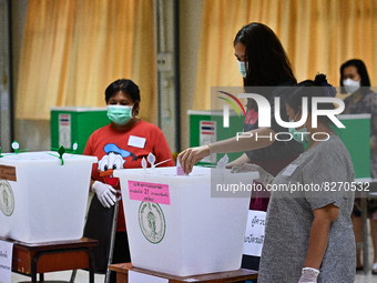 A Thai people votes in the Bangkok governor election at a polling station in Bangkok on May 22, 2022 in Bangkok, Thailand.  (