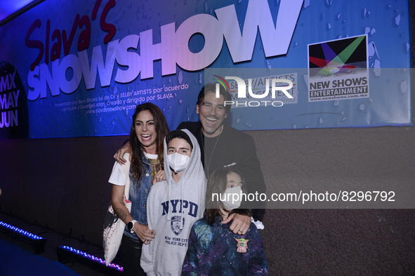 Mauricio Barcelata attends at blue carpet of the circus theater Slava's Snowshow at Teatro San Rafael. On May 25, 2022 in Mexico City, Mexic...