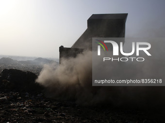Jaipur : JMC truck unload garbage  in a Sewapura Dumpyard , on World Environment Day in Jaipur, Rajasthan, India, June 05,2022. (Photo By Vi...
