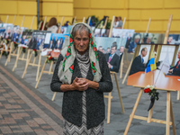 The poor woman is asking for money during the farewell ceremony for the businessman, who died as a result of a rocket attack in Mykolaiv. (