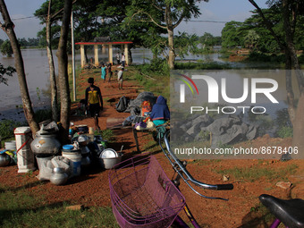 Low laying area people shelters on the way side after flood water entering into their living houses on the banks of Daya river outskirts of...