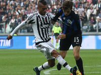 Juventus midfielder Roberto Pereyra (37) fights for the ball against Atalanta midfielder Marten de Roon (15) during the Serie A football mat...