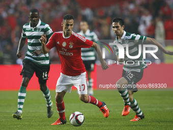 Benfica's forward Jonas (C) vies for the ball with Sporting's midfielder William Carvalho (L) and Sporting's defender Paulo Oliveira (R)  du...