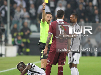 The referee warns Cesare Bovo  during the serie A match between Juventus FC and Torino FC at the Juventus Stadium on october 31, 2015 in Tor...