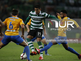 Sporting's forward Teofilo Gutierrez (C) vies for the ball with Estoril's midfielder Afonso Taira (L) and Estoril's midfielder Babanco  duri...