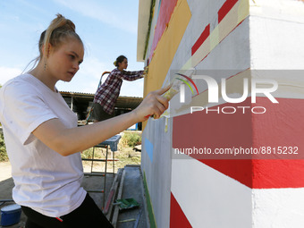 Local reidents paint walls of a mobile bomb shelter, amid Russia's invasion of Ukraine, in Odesa, Ukraine 9 September 2022. The mobile bomb...