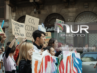 Students hold the banner at the head of the demonstration. 
Milan, 23 September 2022 (