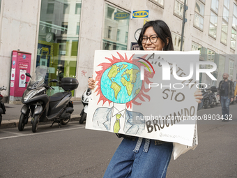 “Help me, I’m burning!” A sign denouncing global warming exposed by a girl in Via Larga. 
Milan, 23 September 2022 (