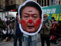 Hundreds of candlelight action members, civic groups and Seoul citizens hold a rally in front of the Seoul Finance Center to urge President...
