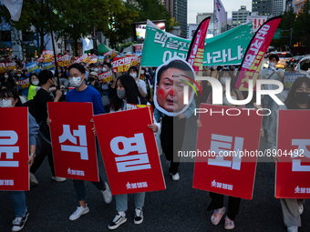 Hundreds of candlelight action members, civic groups and Seoul citizens hold a rally in front of the Seoul Finance Center to urge President...