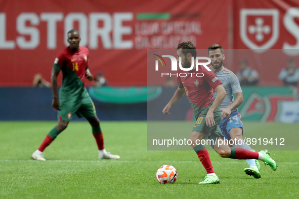 Bernardo Silva of Portugal (C ) vies with Jose Gaya of Spain during the UEFA Nations League Group A2 football match between Portugal and Spa...