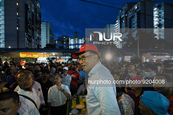 Malaysian opposition leader Anwar Ibrahim speaks to the people during an election campaign ahead of Malaysias 15th general election in Kuala...