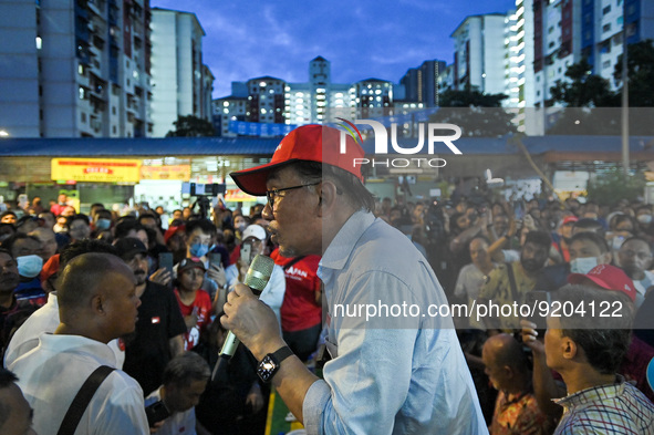 Malaysian opposition leader Anwar Ibrahim speaks to the people during an election campaign ahead of Malaysias 15th general election in Kuala...