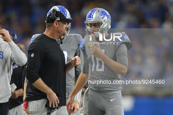 Detroit Lions head coach Dan Campbell talks to quarterback Jared Goff (16) during the first half of an NFL football game between the Detroit...