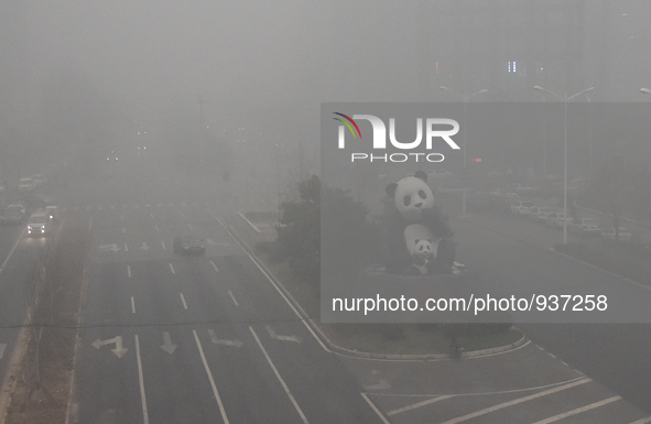 (151201) -- BEIJING, Dec. 1, 2015 () -- Cars ride in fog in Beijing, capital of China, Dec. 1, 2015. Heavy fog hit Beijing on Tuesday.    (/...