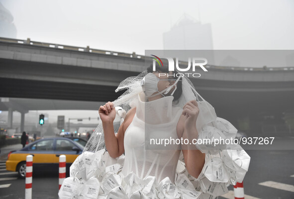 (151201) -- BEIJING, Dec. 1, 2015 () -- Artist Kong Ning wearing a wedding dress made up with 999 respirators walks on the street to call pe...