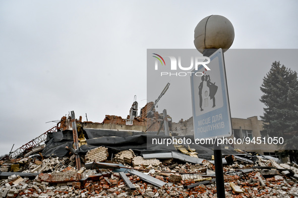 HULIAIPOLE, UKRAINE - JANUARY 14, 2023 - A lampost and a sign reading in Ukraine 'A Place to Kiss' is seen near a building destroyed in the...