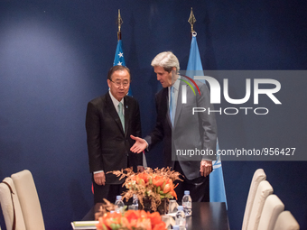 Secretary-General of the United Nations Ban ki-moon (left) and United States Secretary of State John Kerry (right) shaking hands on the fina...