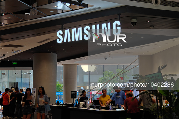 SHANGHAI, CHINA - AUGUST 23, 2023 - Customers shop at Samsung's flagship store in Shanghai, China, August 23, 2023. 