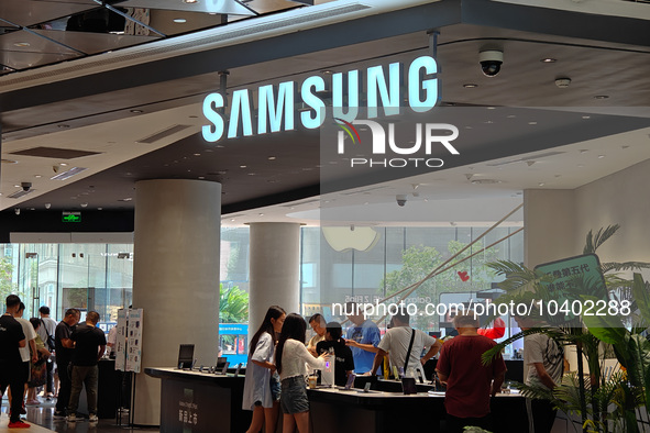 SHANGHAI, CHINA - AUGUST 23, 2023 - Customers shop at Samsung's flagship store in Shanghai, China, August 23, 2023. 