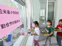 Students line up for lunch at Yanghe Primary School in Gaoliu town, Qingzhou city, East China's Shandong province, Sept 4, 2023. (