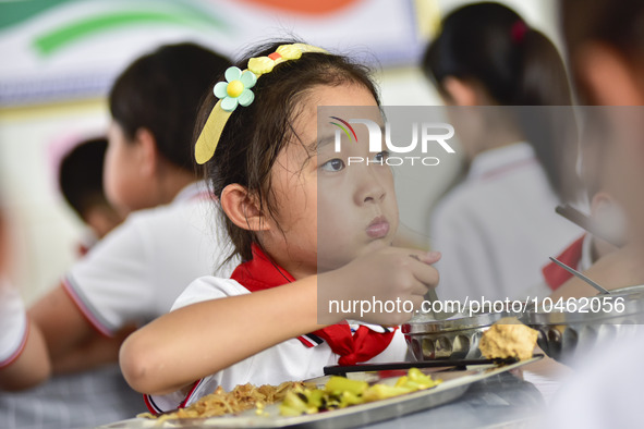 A student eats lunch at Yanghe Primary School in Gaoliu town, Qingzhou city, East China's Shandong province, Sept 4, 2023. 