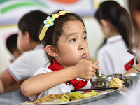 A student eats lunch at Yanghe Primary School in Gaoliu town, Qingzhou city, East China's Shandong province, Sept 4, 2023. (