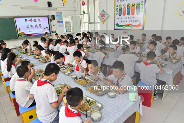 Students eat lunch at Yanghe Primary School in Gaoliu town, Qingzhou city, East China's Shandong province, Sept 4, 2023. 