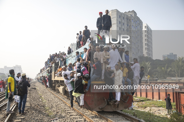 Thousands of Muslim devotees are returning home on an overcrowded train after attending the final prayer of Bishwa Ijtema, which is consider...