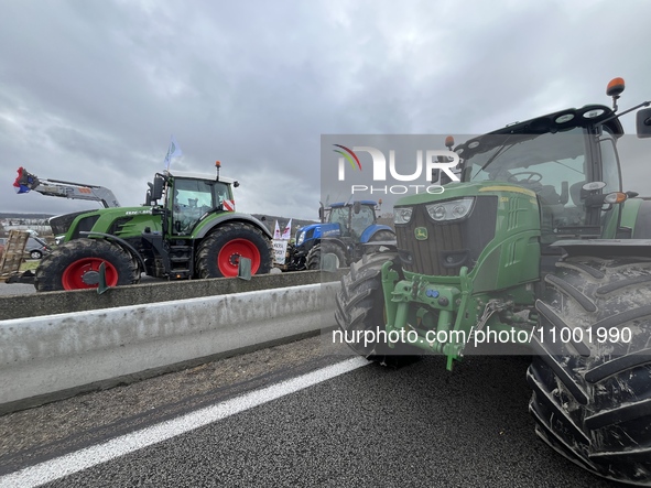 French farmers are blocking numerous motorway accesses to Paris to protest against the government of Gabriel Attal and to advance a series o...