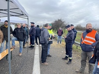 French farmers are blocking numerous motorway accesses to Paris to protest against the government of Gabriel Attal and to advance a series o...