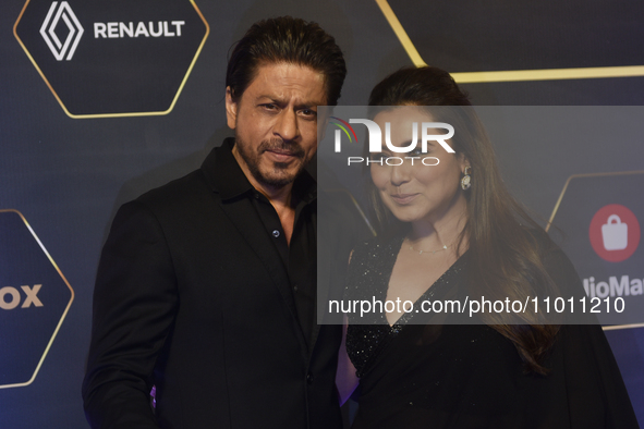 Bollywood actor Shah Rukh Khan (L) and Bollywood actress Rani Mukherji (R) are posing for a photoshoot during a red carpet event of the 'Dad...